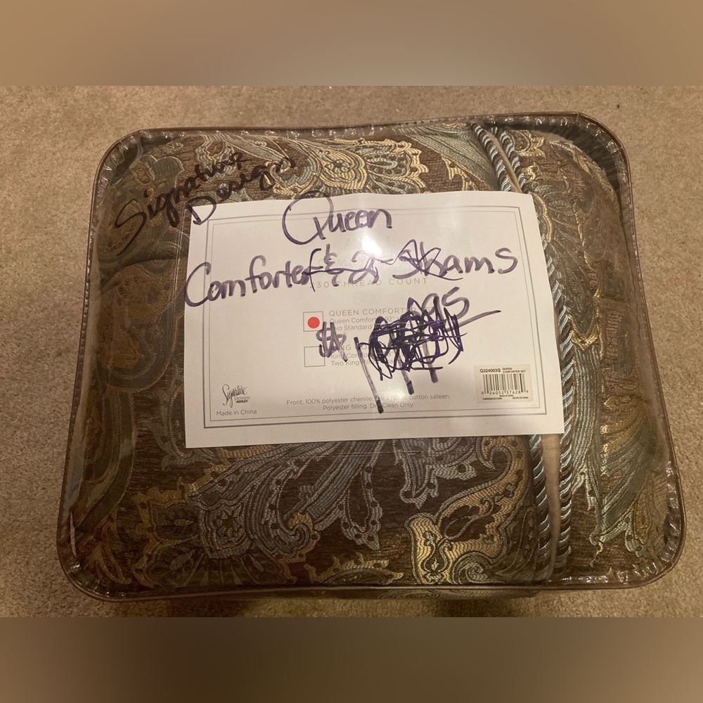 Beautiful Queen comforter set by Ashley Signature. New